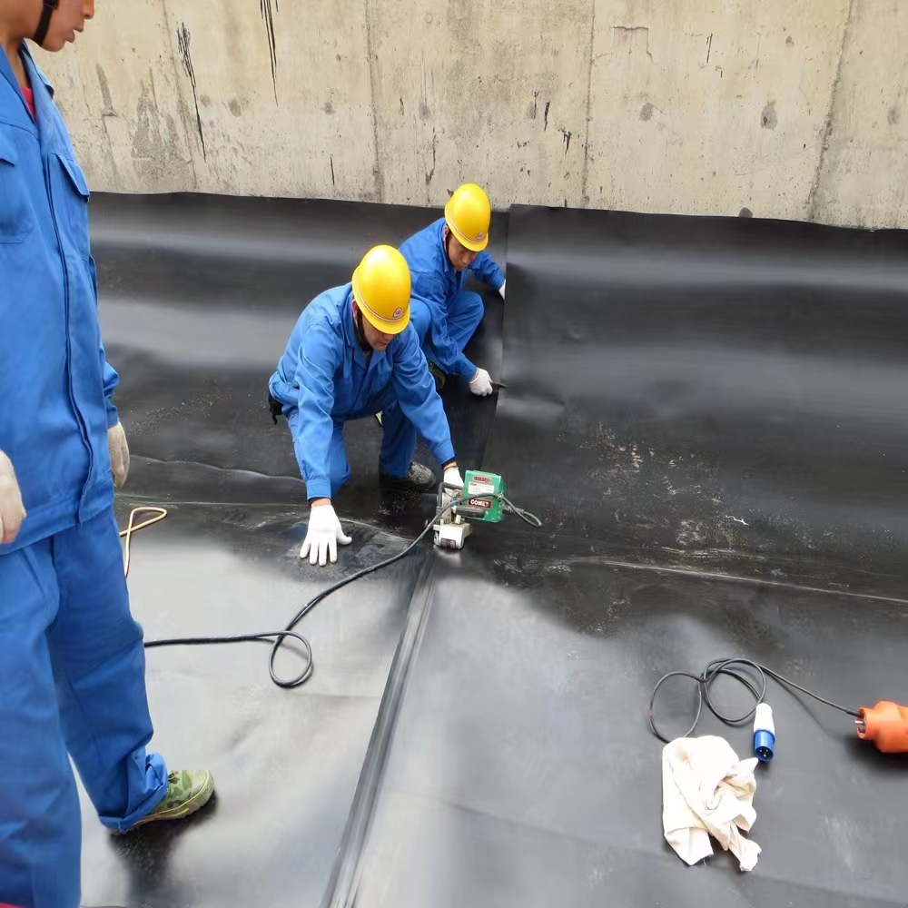 蓄水池黑膜施工现场